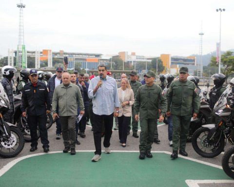 Maduro delivered vehicles to the country's security and rescue forces