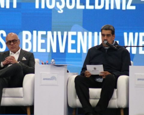 Nicolás Maduro foro antifascista