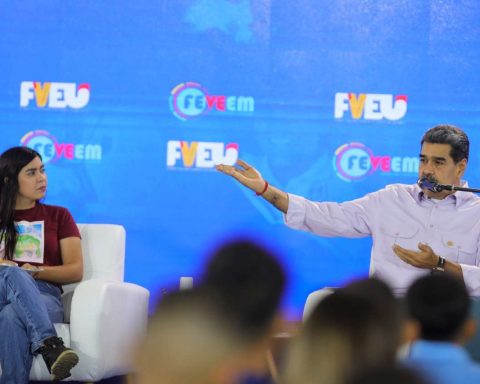 Maduro invites the student movement to debate social networks