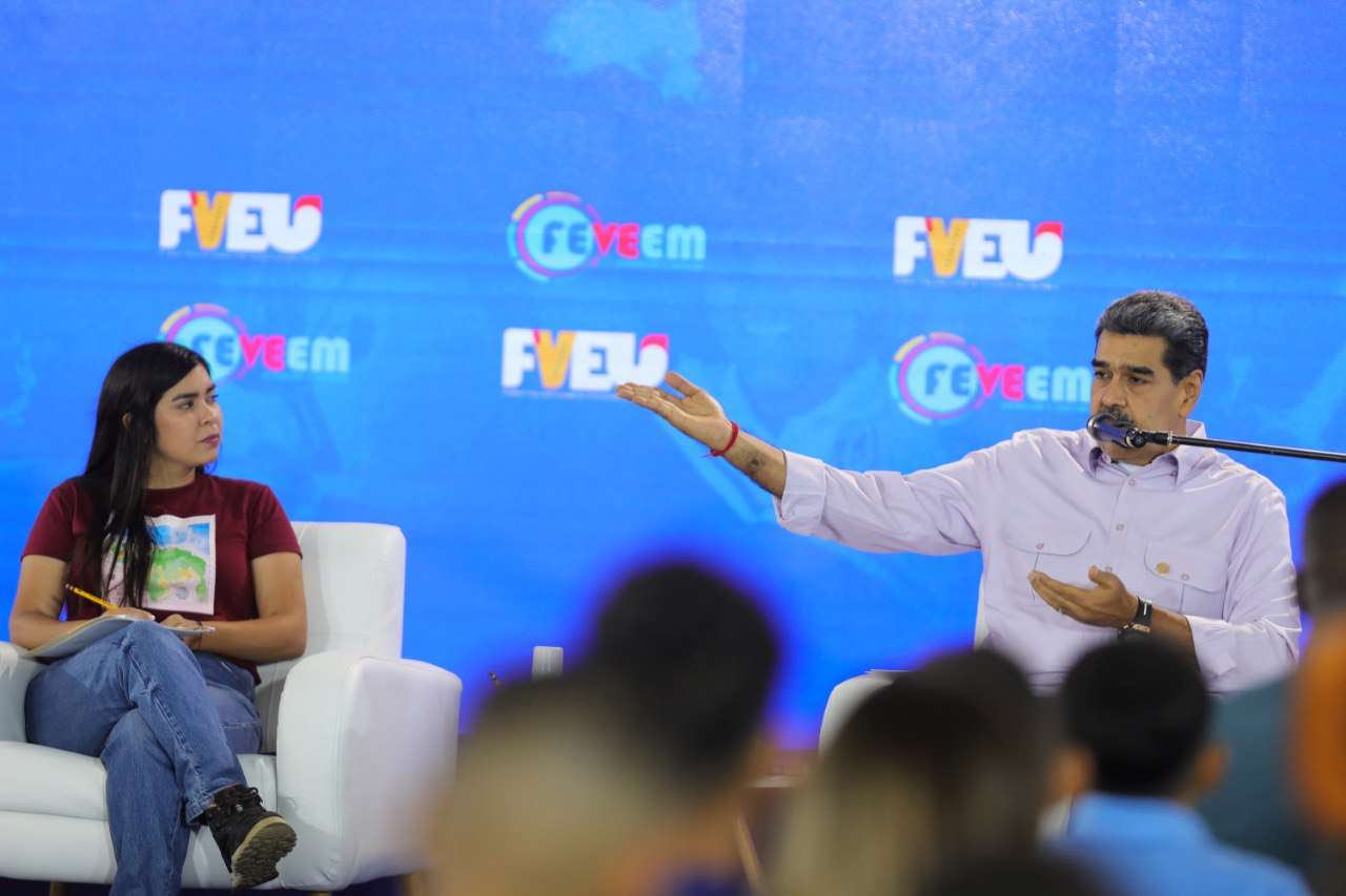 Maduro invites the student movement to debate social networks