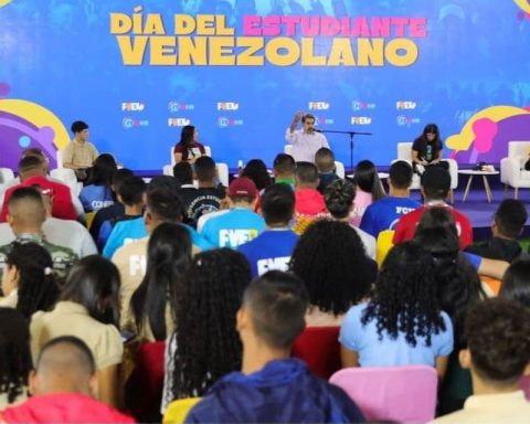 Maduro says he maintains "constructive dialogue" with universities