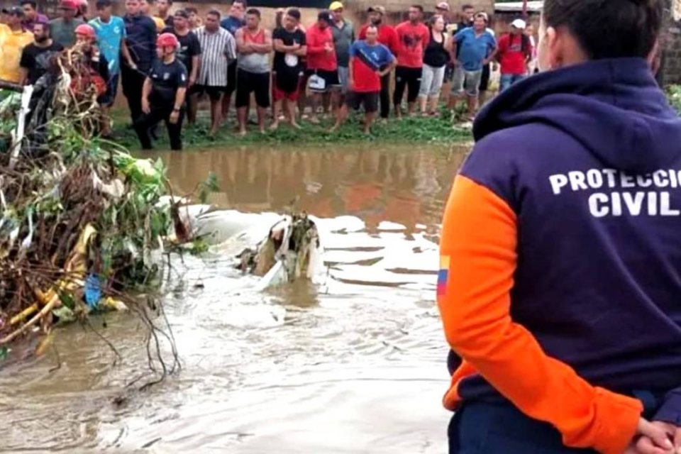 Maracaibo firefighters located the body of a young man who died due to the rains of #23Nov