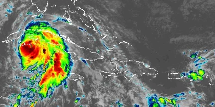 El huracán Rafael, actualmente de categoría 2 en la escala de Saffir-Simpson, se acerca a Cuba