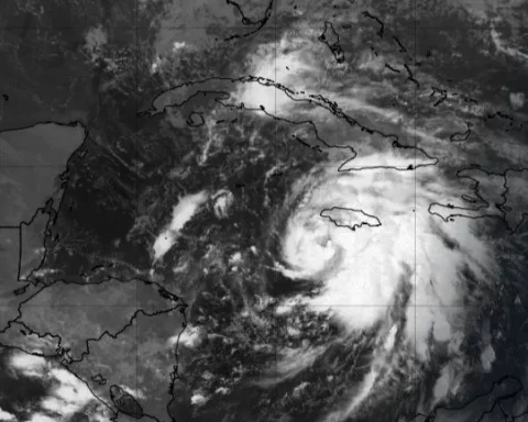 Imagen de satélite de la tormenta tropical Rafael