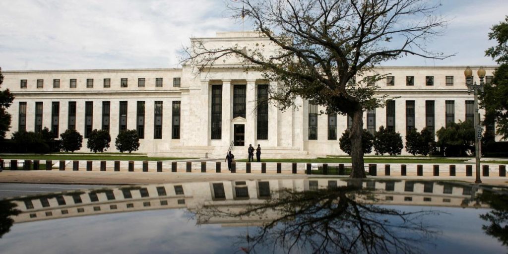 Monetary officials defend Fed independence