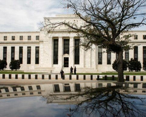 Monetary officials defend Fed independence