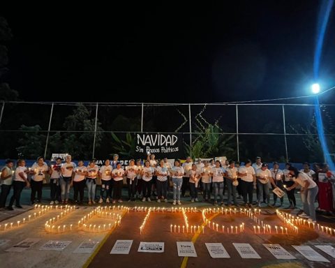 Mothers of political prisoners held a vigil in the vicinity of Yare III