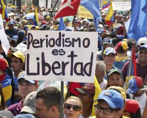 NGOs ask the government to release detained journalists