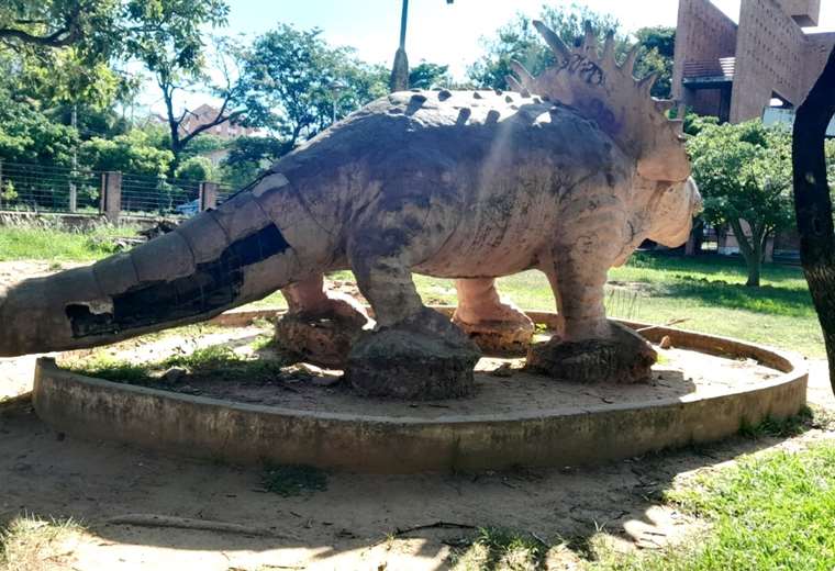 Neighbors report that the Urban Park is quite neglected and turned into a 'market'