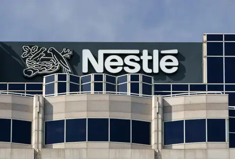 Nestlé y UCE apoyan futuros veterinarios