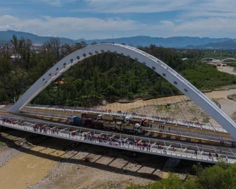 New Tarija bridge successfully passes the load test