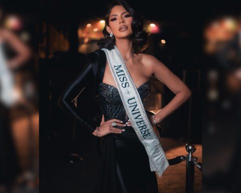 Nicaraguans in Mexico gather at the Miss Universe 2024 headquarters hotel to receive Sheynnis Palacios