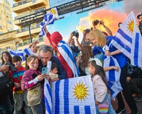 Orsi and Cosse lead a massive event on the rambla, reaffirming the “safe change” for Uruguay