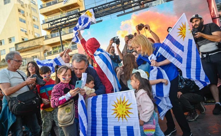 Orsi and Cosse lead a massive event on the rambla, reaffirming the “safe change” for Uruguay