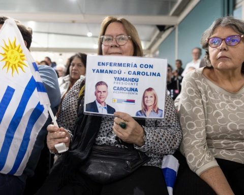 Orsi meets with health workers in La Huella and thanks their commitment