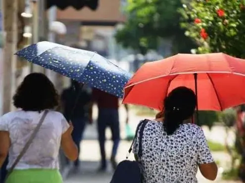 Lluvias persistentes y temperaturas frescas