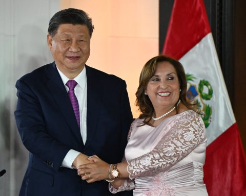 Dina Boluarte y Xi Jinping. (AFP)