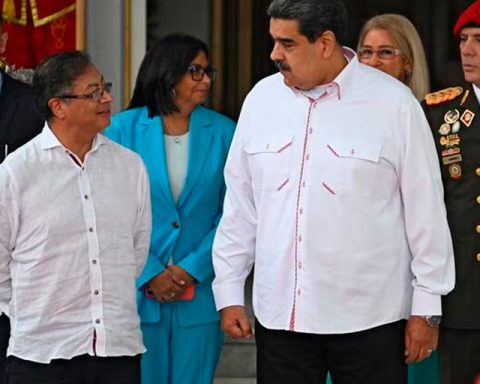 Petro opposes the privatization of Monómeros in a letter addressed to Maduro