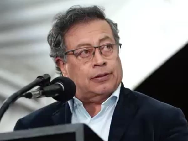 Gustavo Petro responde al anuncio del Reino Unido sobre la solicitud de visa a colombianos.