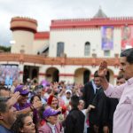 President Maduro asked to design the first development budget of the communal State