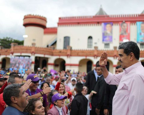 President Maduro asked to design the first development budget of the communal State