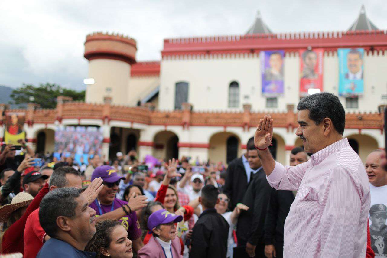 President Maduro asked to design the first development budget of the communal State