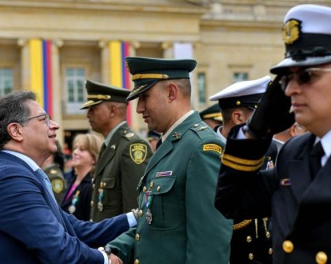 President Petro decorated police officers and former M-19 guerrillas in the same ceremony