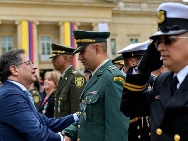 President Petro decorated police officers and former M-19 guerrillas in the same ceremony