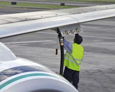 Prices will be maintained in Bolivians: the country's Airlines Association highlights the fact that foreigners are not charged in dollars for fuel