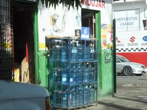 Pro Consumidor informará este miércoles si entrará en vigor medida que prohíbe exposición al sol de botellones