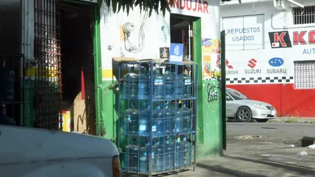 Pro Consumidor informará este miércoles si entrará en vigor medida que prohíbe exposición al sol de botellones