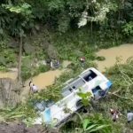 Public service bus rolled into an abyss with passengers on board in Norte de Santander: one person is reported dead