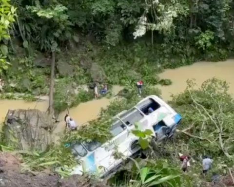 Public service bus rolled into an abyss with passengers on board in Norte de Santander: one person is reported dead