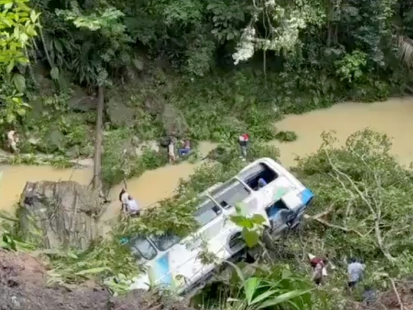 Public service bus rolled into an abyss with passengers on board in Norte de Santander: one person is reported dead