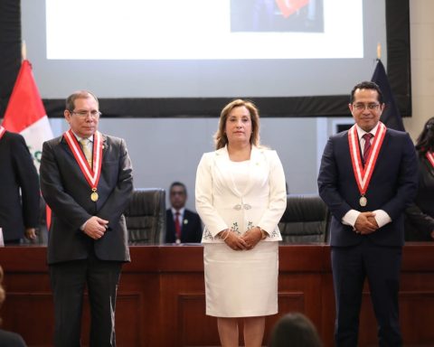 Roberto Burneo is sworn in as the new president of the National Election Jury for the period 2024-2028