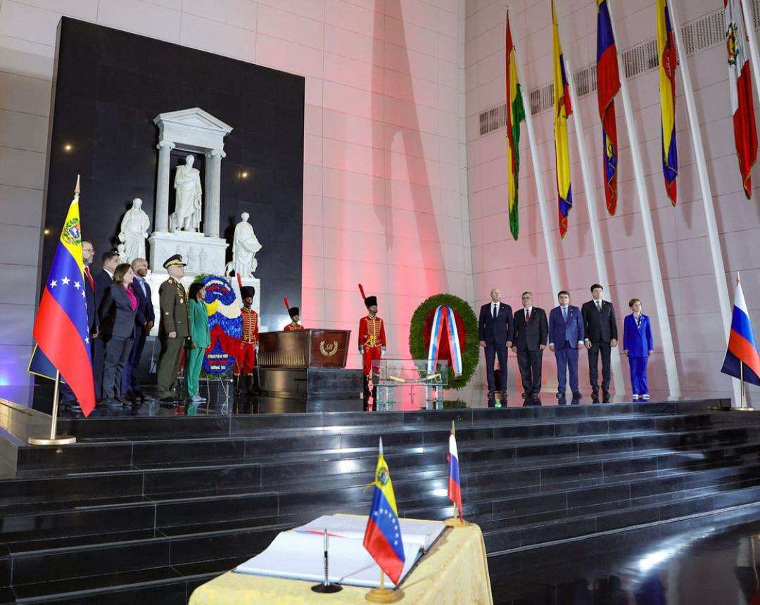 Russian Deputy Prime Minister honors the Liberator Simón Bolívar