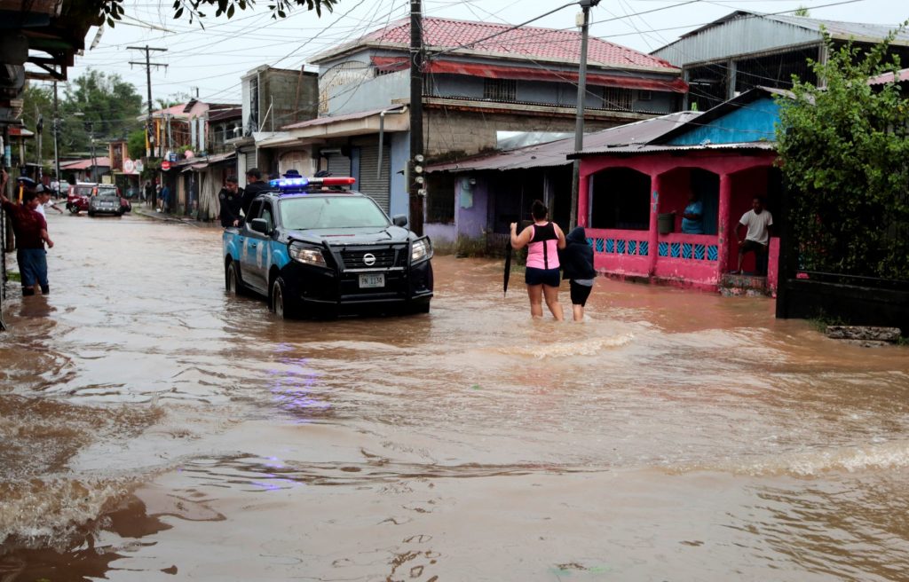 Sara will keep Nicaragua under constant rain all weekend