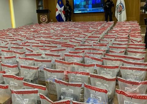 Seizes more than two tons of cocaine in Puerto Caucedo