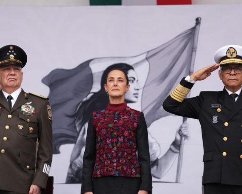 Sheinbaum highlights contribution of Mexicans in the US in parade for the Revolution