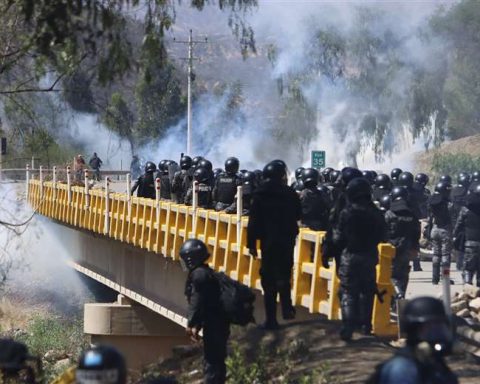 Soldier is injured by explosive in Parotani, Government fears that blockaders had left the place "mined"