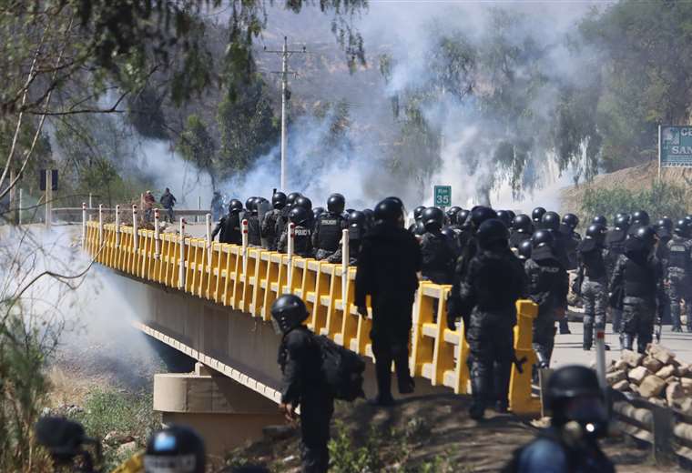 Soldier is injured by explosive in Parotani, Government fears that blockaders had left the place "mined"