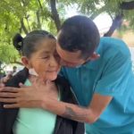 Son looking for his mother found her wandering the streets after 20 years: this was the emotional moment