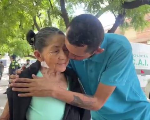 Son looking for his mother found her wandering the streets after 20 years: this was the emotional moment