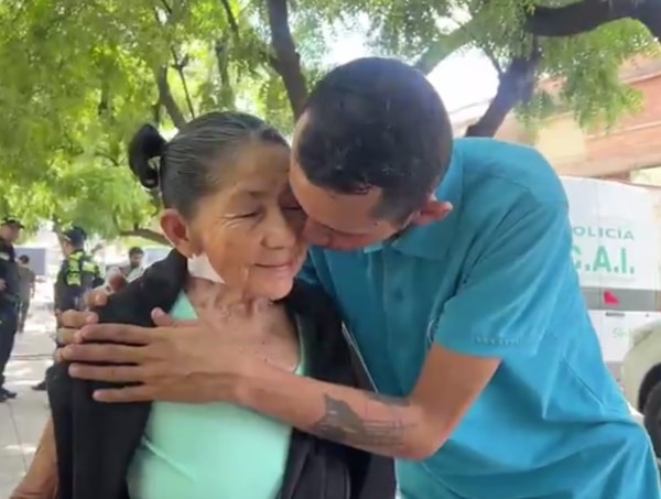 Son looking for his mother found her wandering the streets after 20 years: this was the emotional moment