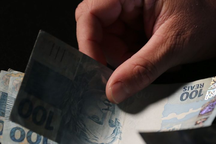 Spending cuts package will address super salaries and large fortunes