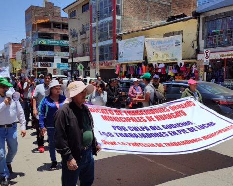 State workers march against the Government asking for the repeal of the law that limits collective agreements