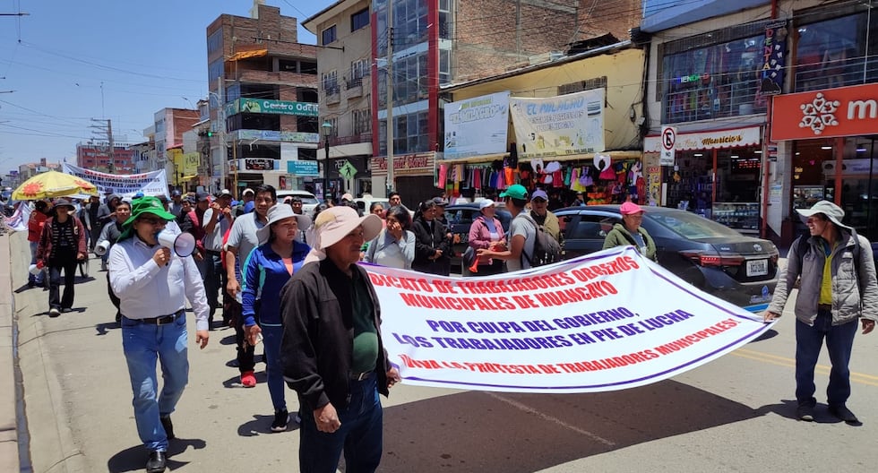 State workers march against the Government asking for the repeal of the law that limits collective agreements