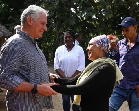 Miguel Díaz-Canel fue recibido con loas y abrazos en el Oriente cubano tras el paso del huracán Oscar