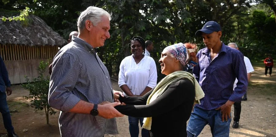 Miguel Díaz-Canel fue recibido con loas y abrazos en el Oriente cubano tras el paso del huracán Oscar