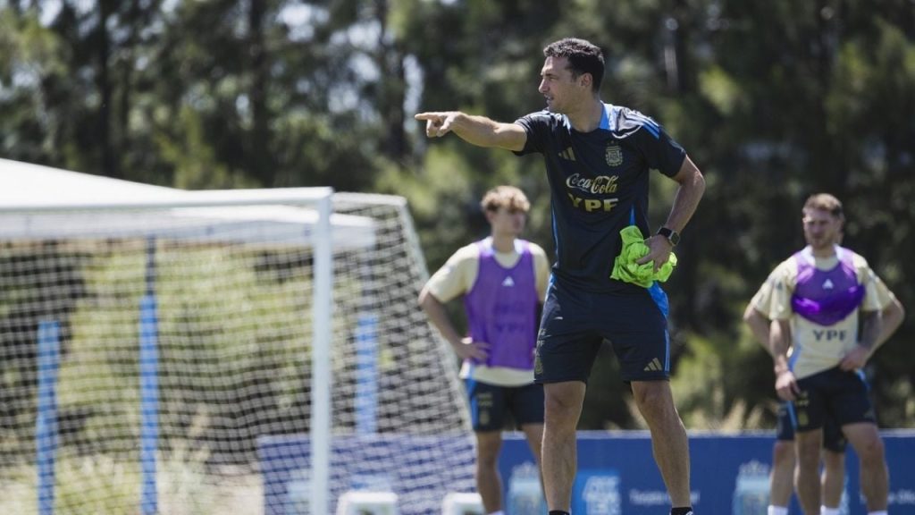 The Argentine National Team visits Paraguay in search of maintaining leadership